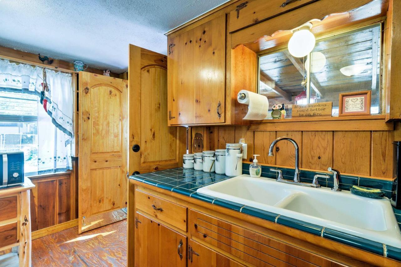 Cozy Cabin With Ac And Deck, 5 Mi To Downtown Prescottヴィラ エクステリア 写真